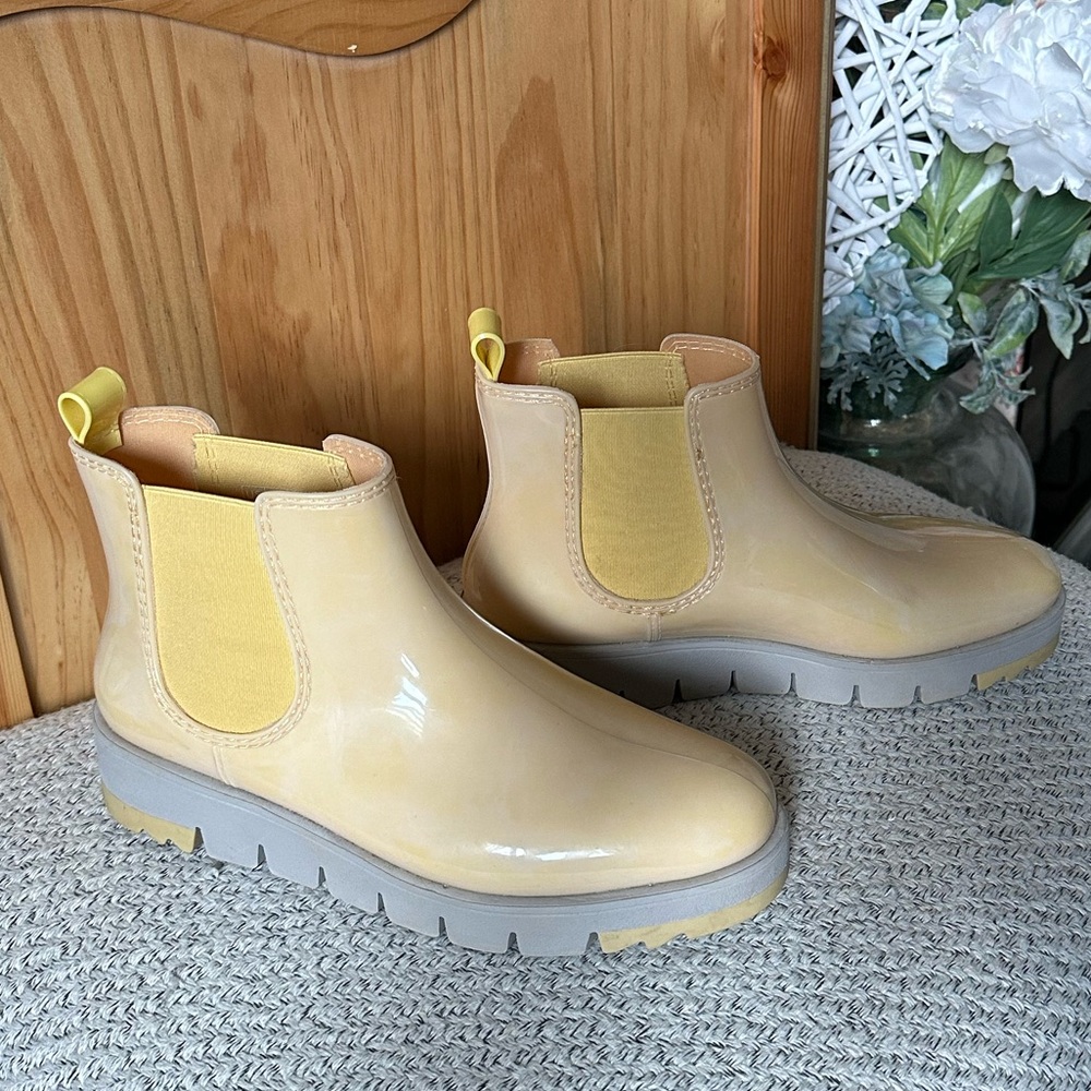 Cougar Soft yellow rain boots. Chunky soul with pull up tabs. Size 8 $45